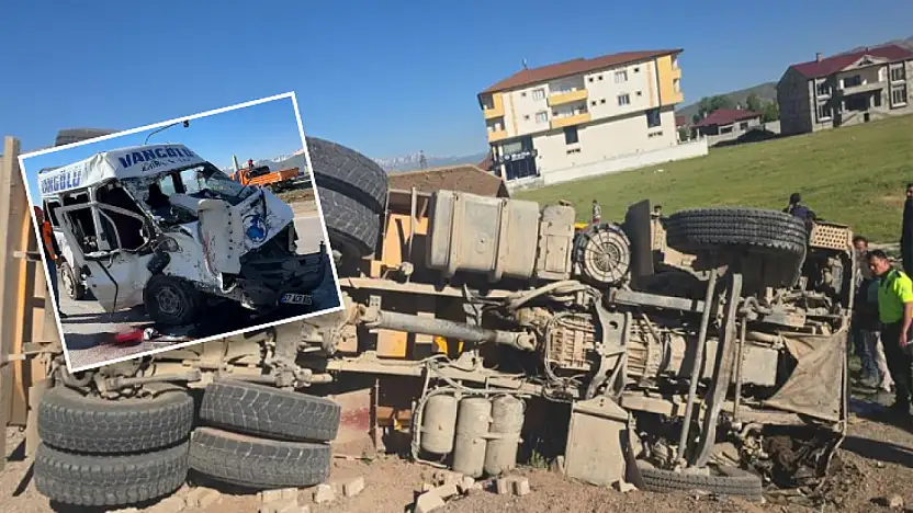Yolcu minibüsü ile kamyon çarpıştı: 3 ölü