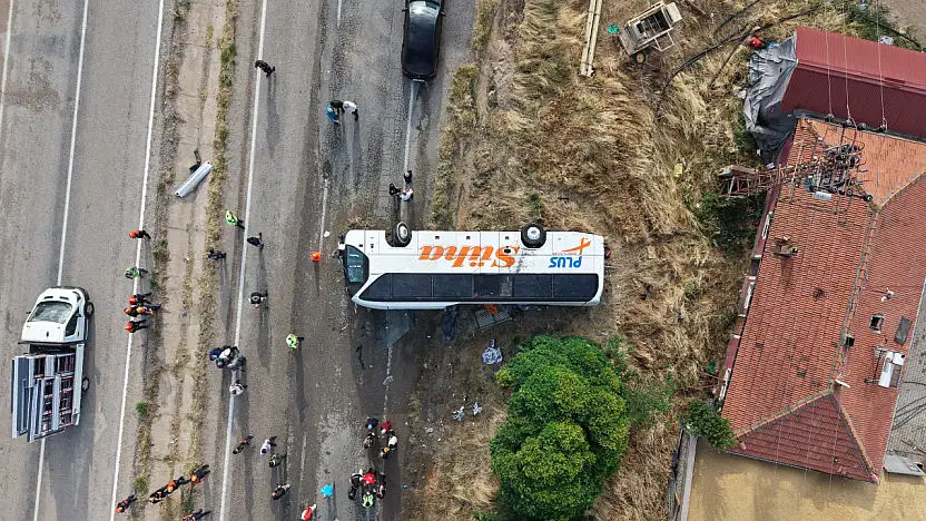 Devrilen yolcu otobüsü can aldı: 1 ölü 40 yaralı
