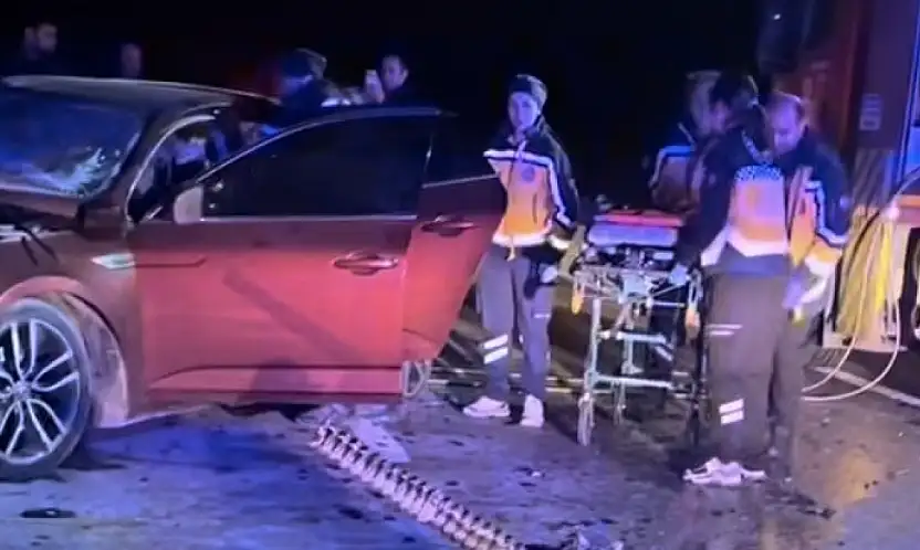 2 otomobil çarpıştı: 5 ölü, 1 yaralı