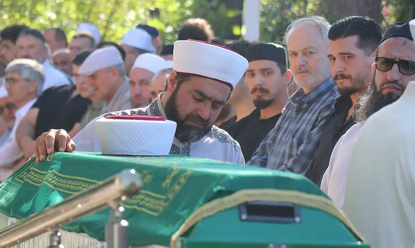 3 gün sonra askere gidecekti... Hafız genci imam babası son yolculuğuna uğurladı
