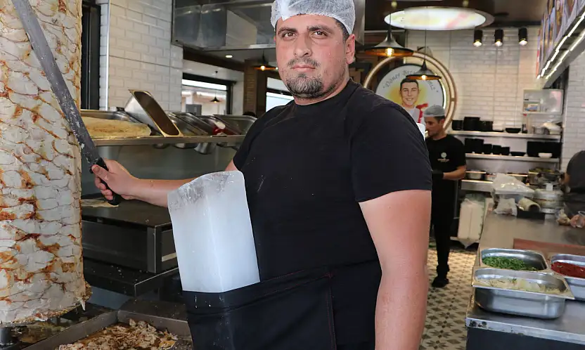 40 derecede döner kesti, serinlemek için sırtına buz bağladı!
