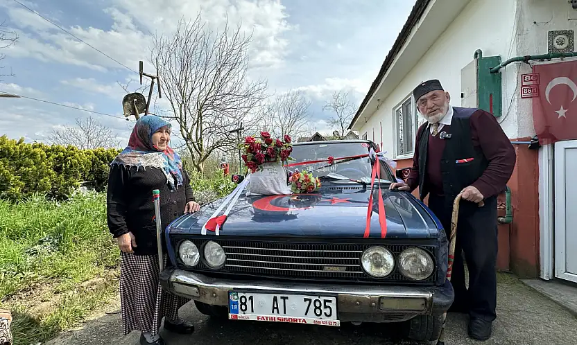 86 yaşında eşi için gelin arabası süsledi, kendi yazdığı şiirle aşkını haykırdı