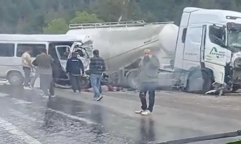 Antalya-Isparta yolunda feci kaza: 7 ölü, 7 yaralı