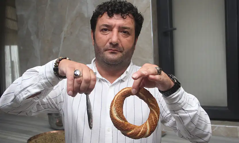 Balık ekmekten ilham aldı, hamsili simit yaptı