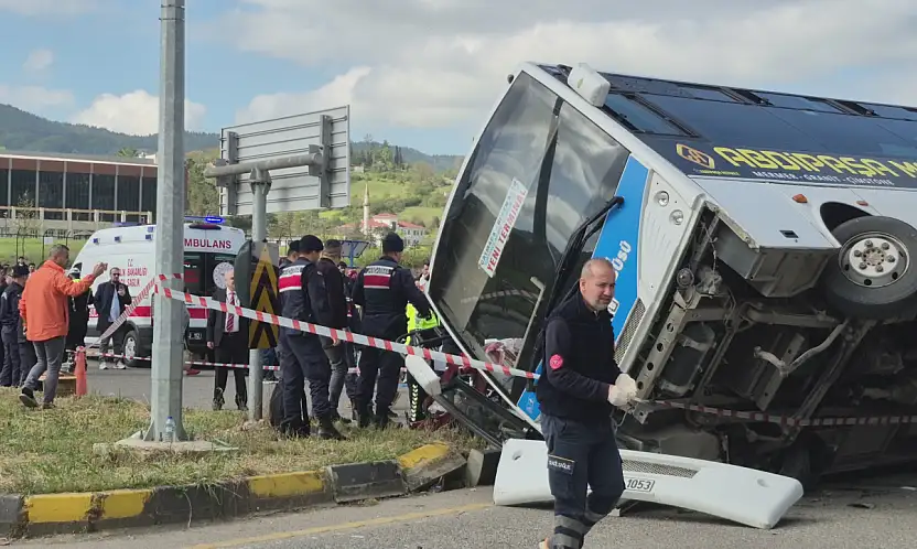 Bartın'da halk otobüsü otomobilin üzerine devrildi: 44 kişi yaralandı