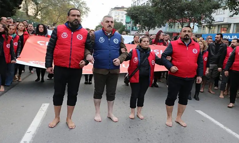 Belediye işçilerinden çıplak ayaklı protesto