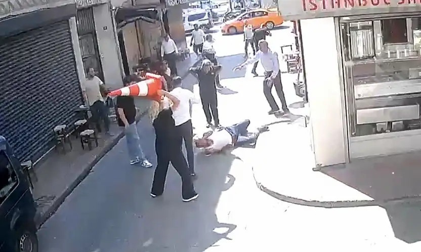 Beyoğlu'nda sarkıntılık iddiası bıçaklı saldırıya dönüştü