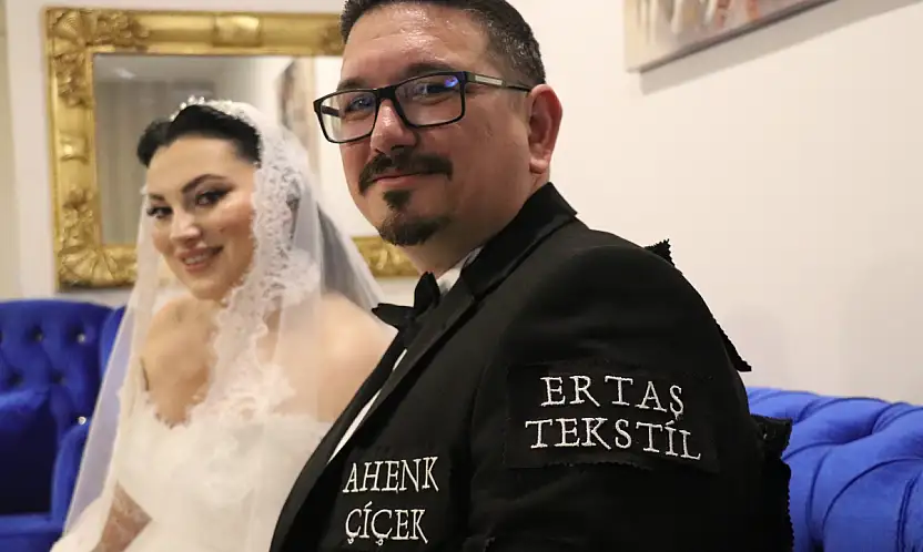 Böylesi görülmedi: Düğün masrafını düşürmek için damatlığını reklam panosuna çevirdi