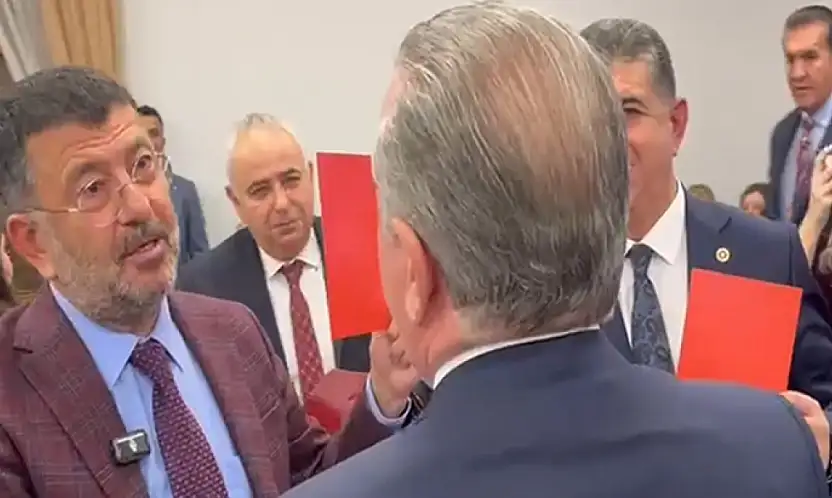 CHP Grubu Bakan Bak'a kırmızı kart gösterdi: Bakan Bak: VAR'dan döner