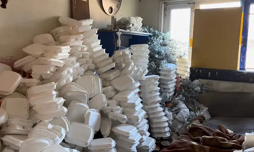 Çöp evde adeta dram çıktı: Bir yıldır dışarı çıkmıyormuş
