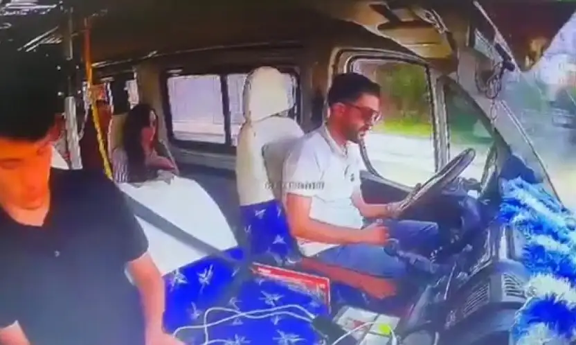 Direksiyon başında uyuyan minibüs sürücüsü duvara çarptı: 7 yaralı