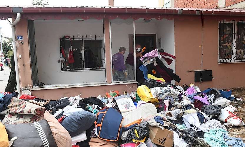 Ekipler şaşkına döndü: Evden 20 kamyon çöp çıkarıldı