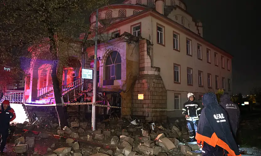 Facianın eşiğinden dönüldü: Yıldırımın isabet ettiği cami minaresi yıkıldı