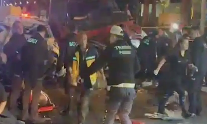 Feci kaza: Tır ile iki otomobil çarpıştı, 5 ölü