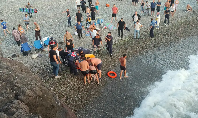 Giresun'da denize giren 4 arkadaştan 1'i öldü