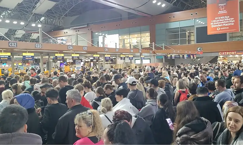 Hava muhalefeti uçak seferlerini vurdu: Binlerce yolcu havalimanında kaldı