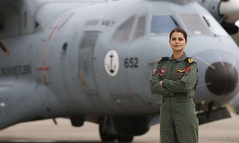 Hayalini gerçeğe dönüştürdü: Türk Deniz Kuvvetleri'nin ilk kadın uçak pilotu