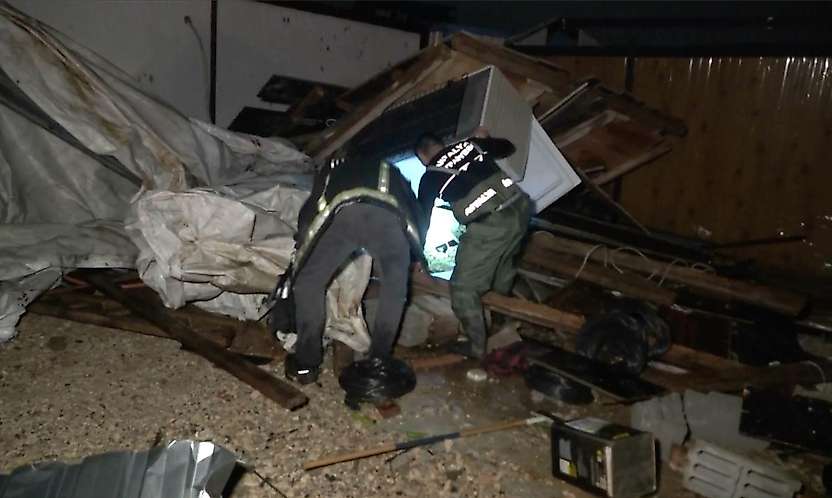Hortum işçilerin kaldığı konteynerleri savurdu: 4 ölü, 1 yaralı