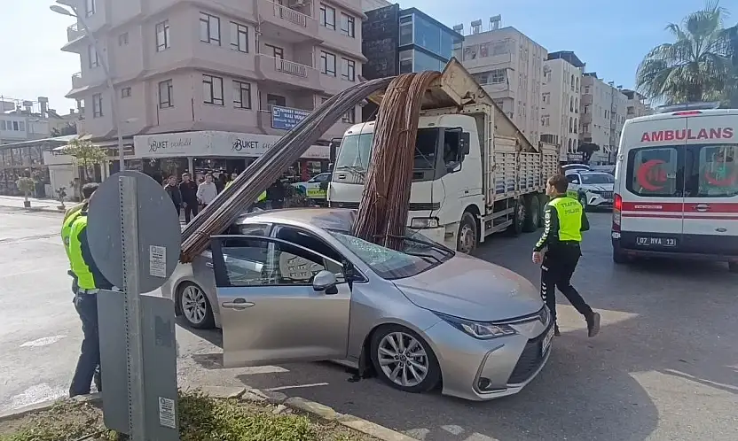 İnşaat demirleri otomobile 'ok' gibi saplandı