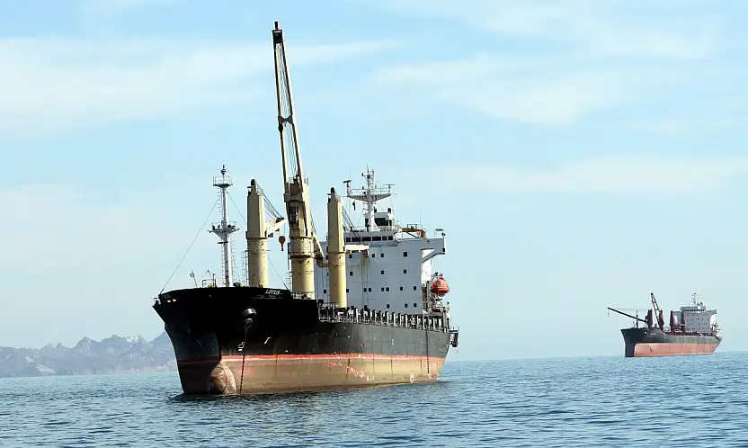 İran, 2 hafta süreyle Hürmüz Boğazı'nı geçişlere açtı