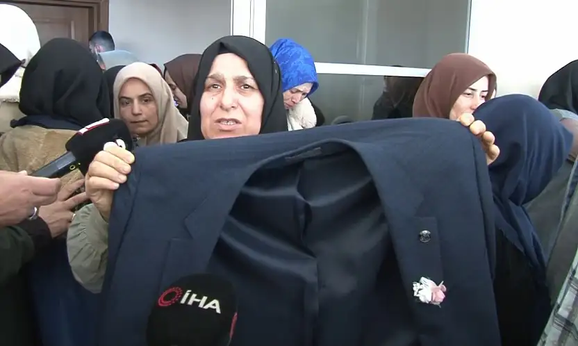 İran'da hayatını kaybeden tır şoförü son yolculuğuna uğurlandı: Tabutunun üzerine damatlığı konuldu