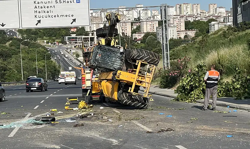 İş makinesini taşıyan çekici devrildi, sürücü öldü
