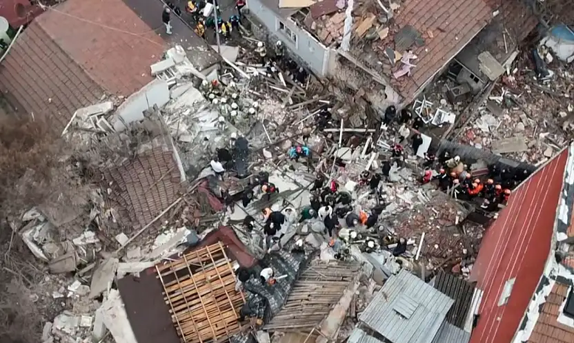 İstanbul'da 2 bina çöktü: 11 kişi kurtarıldı, 1 ölü