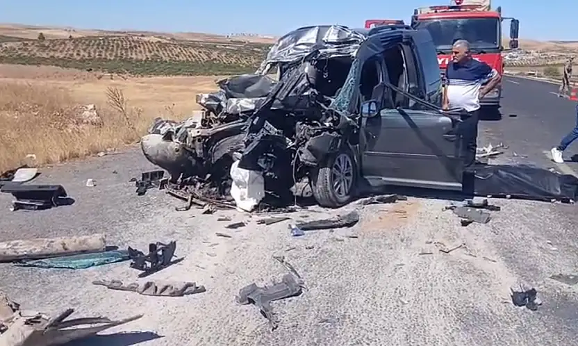 Kamyona çarpan araç hurdaya döndü: 4 ölü 2 yaralı