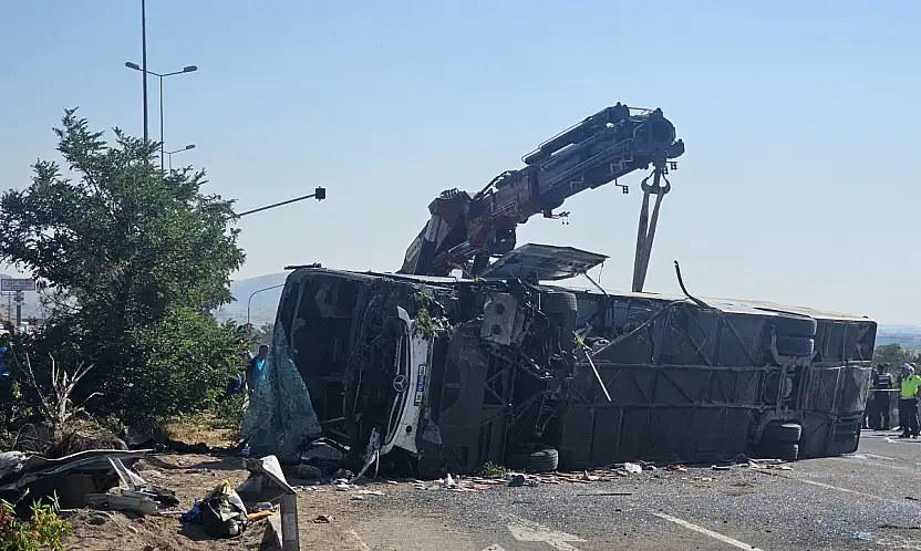 Kayseri'de yolcu otobüsü devrildi: 1 ölü 24 yaralı