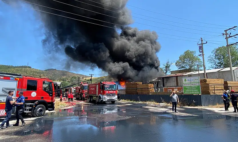 Kocaeli'de alevlere teslim olan fabrikada 1 işçi hayatını kaybetti