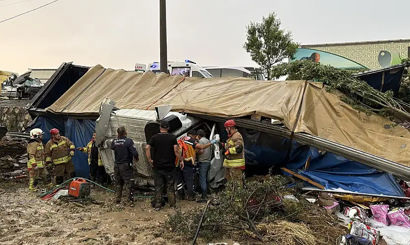 Manisa'da yağış kazaya neden oldu: 2 ölü 4 yaralı