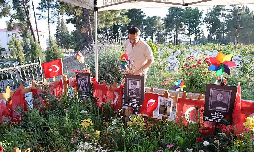 Okul saldırında hayatlarını kaybeden evlatlarını Babalar Günü'nde ziyaret ettiler