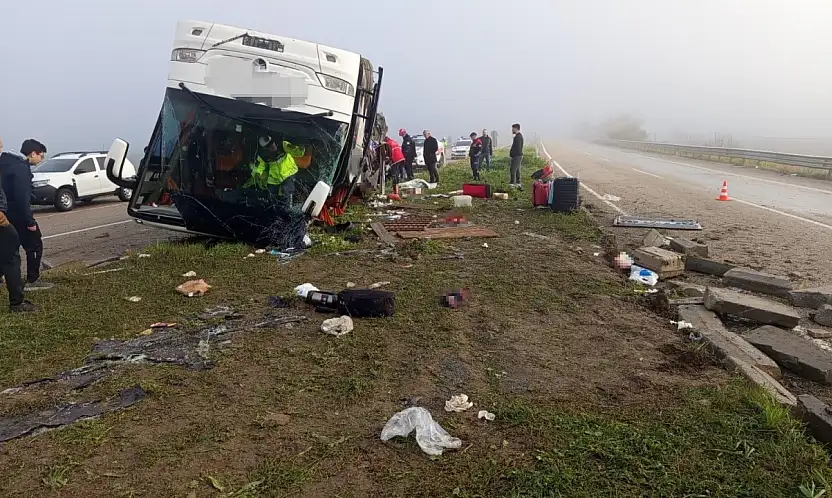 Otobüs devrildi: 2 ölü 17 yaralı