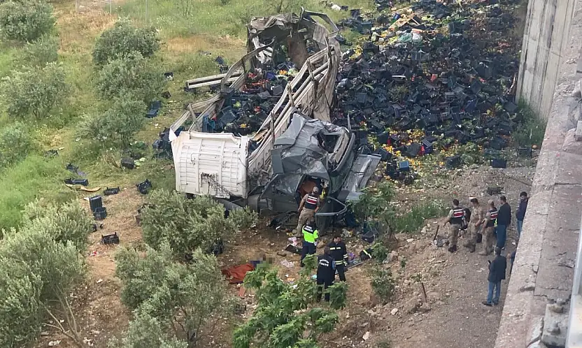 Otomobile çarpan tır, viyadükten aşağı uçtu: 3 ölü 3 yaralı