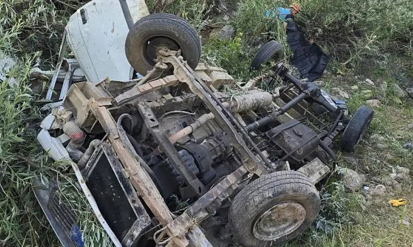 Pikap uçuruma yuvarlandı: 3 ölü, 2 yaralı