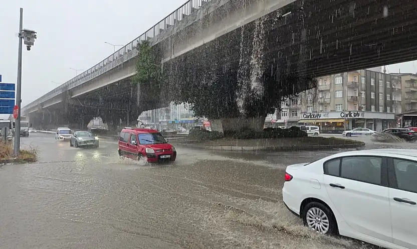 Samsun yağmura teslim oldu! Yollar göle döndü, iş yerlerini su bastı