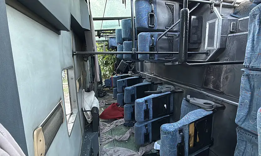 Tırla çarpışan işçi servisi devrildi: 13 yaralı