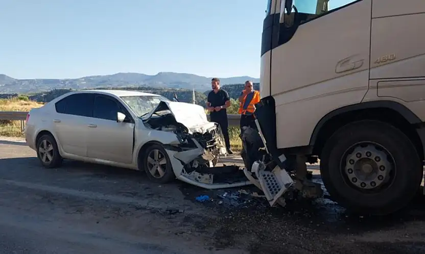 Tırla otomobil kafa kafaya çarpıştı: Anne ile kızı hayatını kaybetti