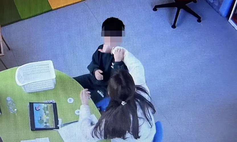 Vicdansız öğretmen 5 yaşındaki otizmli çocuğa şiddet uyguladı