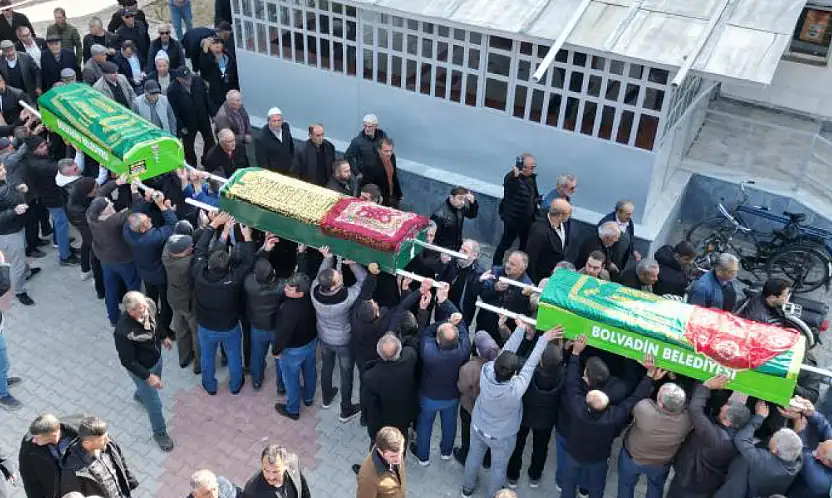 Yedikleri yemeğin ardından zehirlenerek hayatını kaybeden 2 çocuk ve anne toprağa verildi