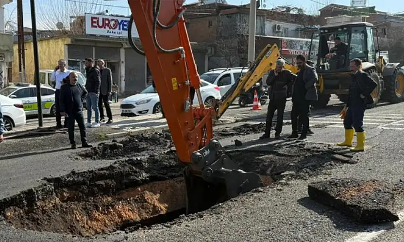Yol çöktü, trafik felç oldu