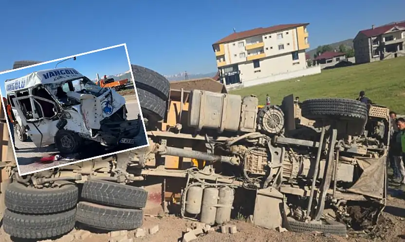 Yolcu minibüsü ile kamyon çarpıştı: 3 ölü