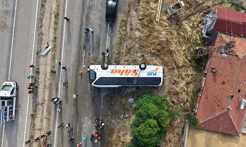 Devrilen yolcu otobüsü can aldı: 1 ölü 40 yaralı