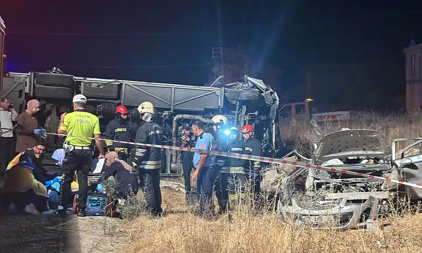 Yolcu otobüsü ile otomobil çarpıştı:  7 ölü 13 yaralı